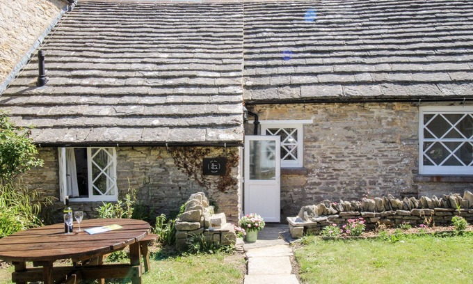 Langton Matravers Cottage | SEA PINK COTTAGE, pet friendly, with a garden in Langton Matravers
