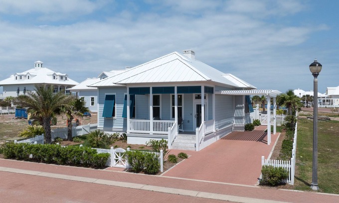 The Shores House | Sea Pointer New custom home at The Shores pool, just a short walk to the beach or bay!