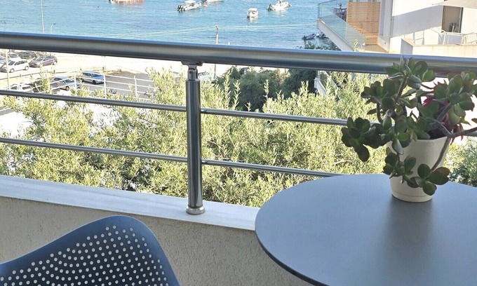 Himare Apartment | Sea Side Serenity 6: 3 persons