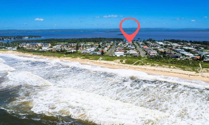 The Entrance North House | Sea Spray Retreat- Pool, Beach, Table Tennis.