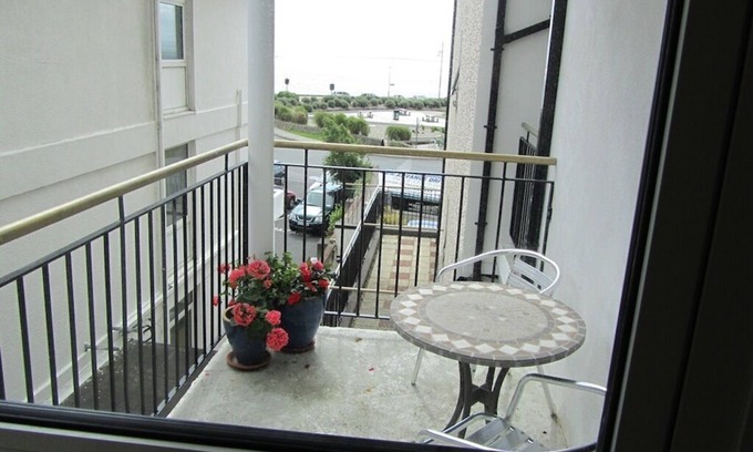 Galway Apartment | Sea View Apartment situated on the seafront near the village Salthill