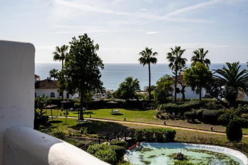 Castillo de Sabinillas Apartment | Sea view apartment with great terrace and 4 pools - Duquesa Suites 430