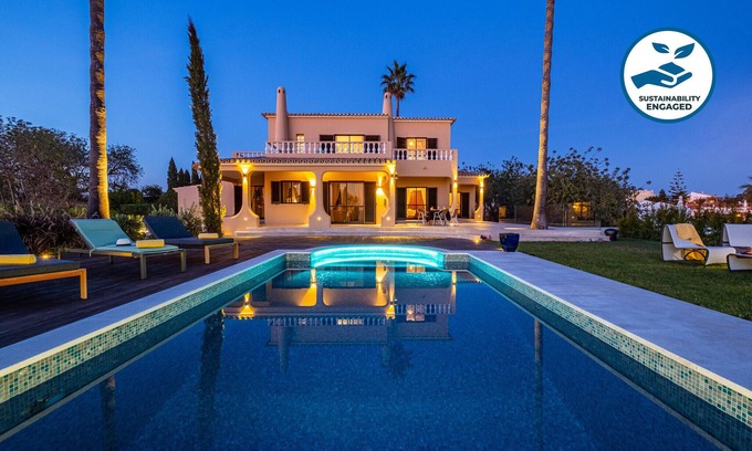 Vale de Parra Villa | Sea view retreat w/games room & BBQ, Galé