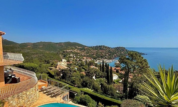 Espero-Pax House | Sea view villa on the heights of Le Trayas
