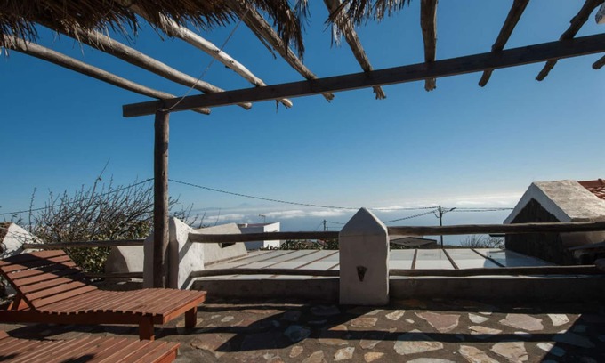 Isora Cottage | Sea Views and BBQ in this Cozy Rural House