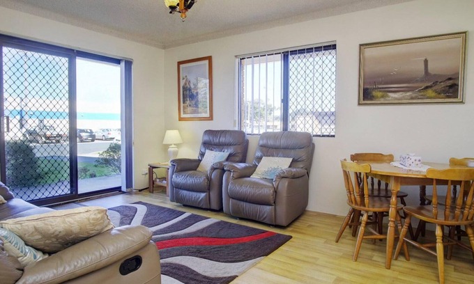 Tuncurry Apartment | Seabreeze 6 - Opposite Tuncurry Bowling Club!