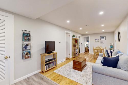 Barnstable House | Seabreeze Escape