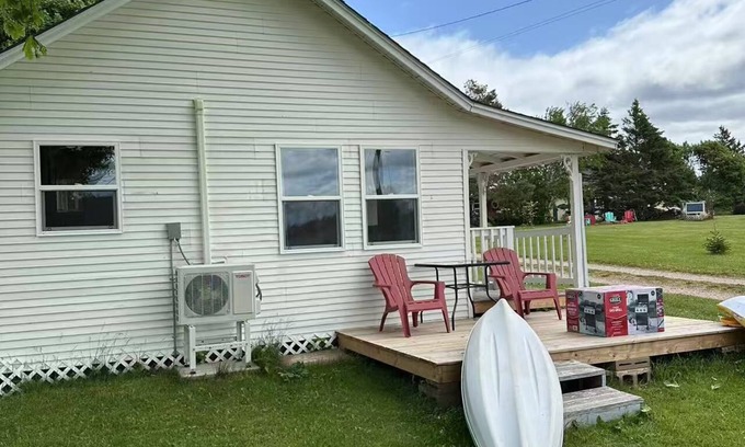 Stanhope Cottage | Seabreeze Retreat-Cozy waterfront 3-bedroom, one minute from PEI National Park