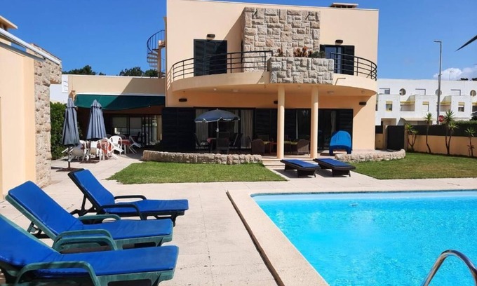 Esposende House | Seabreeze Villa in Esposende – Pool, 100m to the Sea, Sleeps 10