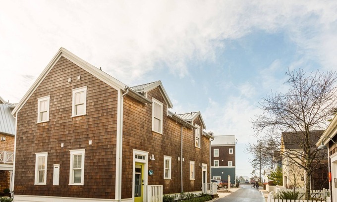 Seabrook House | Seabrook's A Stone's Throw: Dog Friendly!