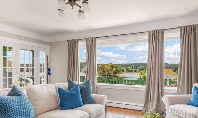 Poulsbo House | Seafarer Cottage - Bay Views in Downtown Poulsbo