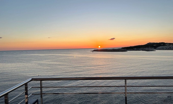 L'Escala Apartment | Seafront apartment, 800 m from town center, 500 m from Riells beach, balcon.