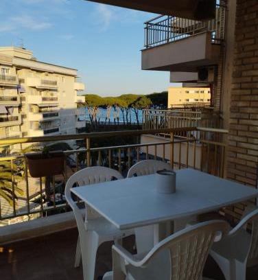 La Pineda Apartment | SEAFRONT APARTMENT PINEDA BEACH
