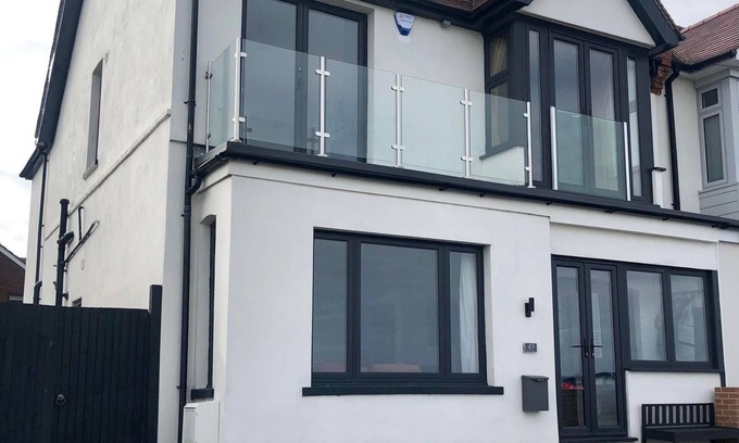 Herne Bay House | Seafront home with fabulous view - 20m to beach.