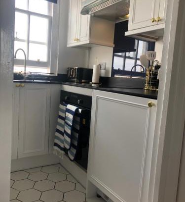 Seafront Apartment | SEAFRONT SANCTUARY Beautiful Art Deco Apartment with Stunning City & Sea Views