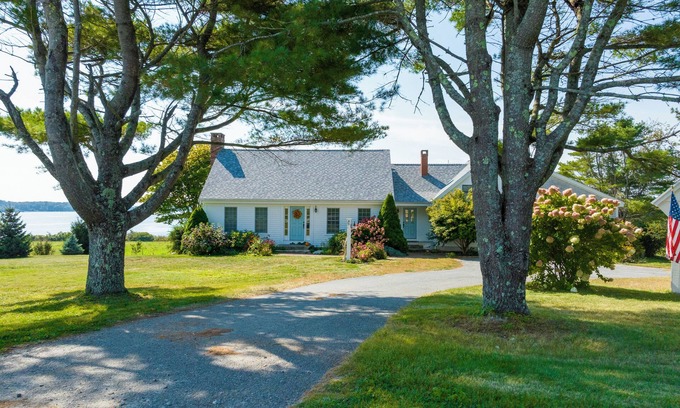 Harpswell House | SeaMeadow Cottage. Spacious, Deck, Bay Views and a 3 min walk to the Beach.