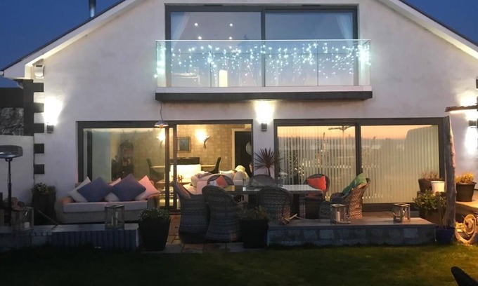 Seamill Villa | Seamill Beachfront Villa with spacious garden and well appointed terraces