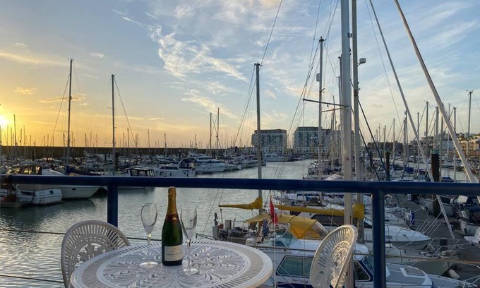 Seafront Apartment | Seascape - Floating Home at Brighton Marina with free Parking