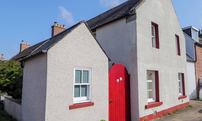 Cromarty Cottage | SEASHELL COTTAGE, family friendly, with open fire in Cromarty
