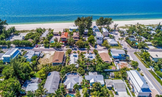 Ilexhurst House | Seashell Shack! Fall rate drop! 1 block to beach!