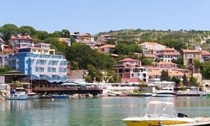 Balchik Apartment | Seaside Apartment with Shared Pool, BBQ Area and Sea View