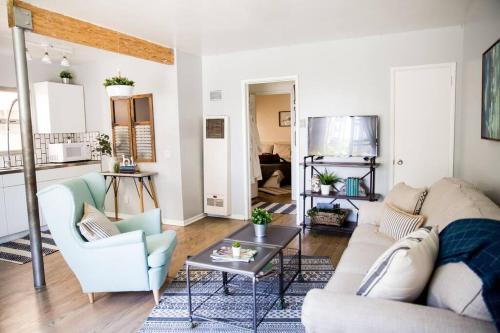 Alamitos Beach Apartment | Seaside Bliss -Downtown! Beach! ConvCenter! Bikes!