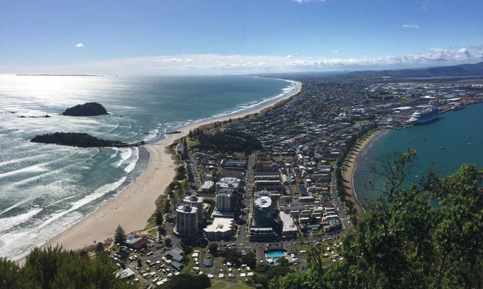 Mount Maunganui Apartment | Seaside Elegance- Modern Comforts & Cafe onsite
