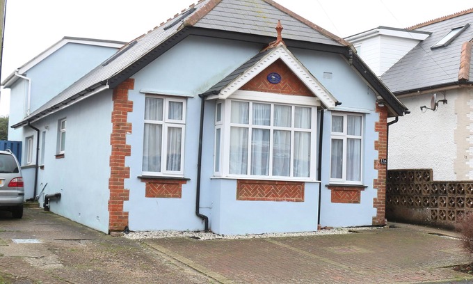 Sandown House | Seaside holiday cottage, sleeps 10, pet friendly
