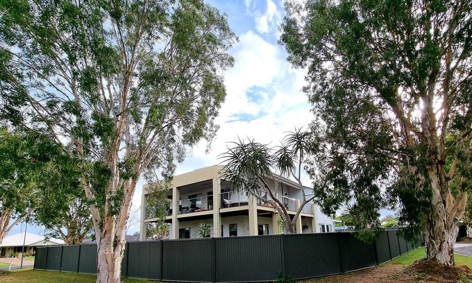 Burrum Heads House | Seaside home WIFI , 3 bedroom, 2 bath, aircon , kayaks , bikes , dog friendly.