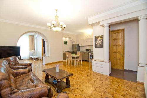 Old Boulevard Apartment | Seaside Luxury Apartment