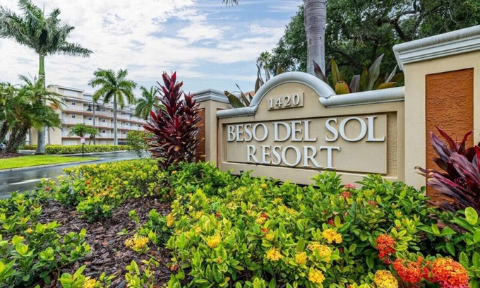 Dunedin Apartment | Seaside Top Floor Condo