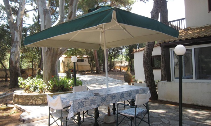 Kiparissia Villa | Seaside villa in Kyparissia, Peloponnese — Direct access to the beach below