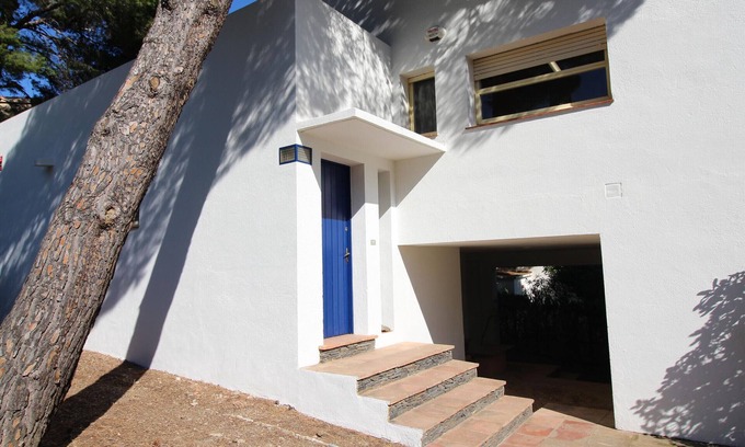 Llanca House | Seaside Villa with Garden, 100m from La Farella Beach, 3 Bedrooms, Sleeps 6