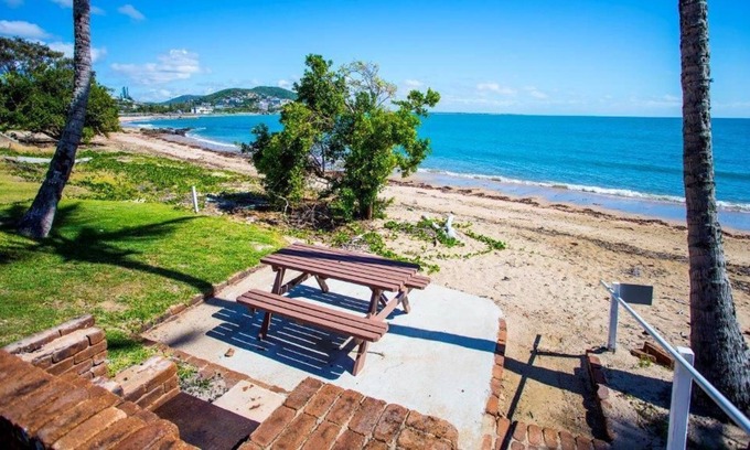 Cooee Bay Hotel | Seaspray Waterfront Holiday Units