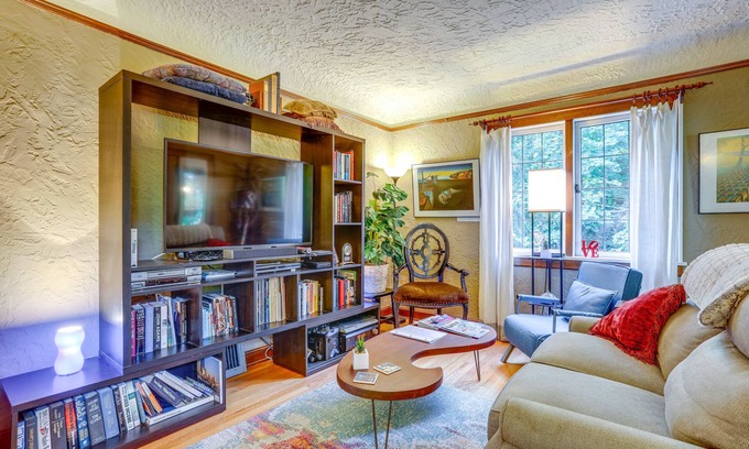 North Beach/Blue Ridge Cottage | Seattle Home w/Balcony: 1 Mi to Park & Water!