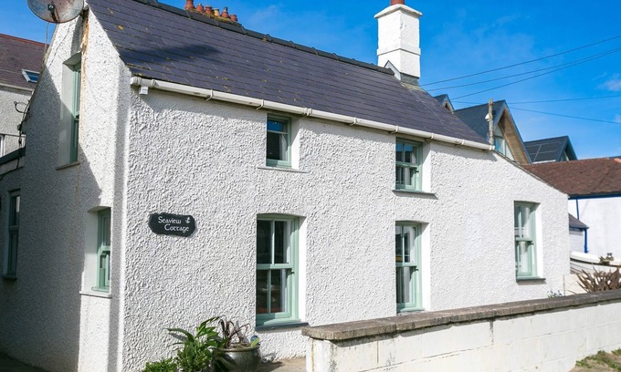 Rhosneigr Cottage | Seaview Cottage - an on the beach that sleeps 4 guests in 2 bedrooms