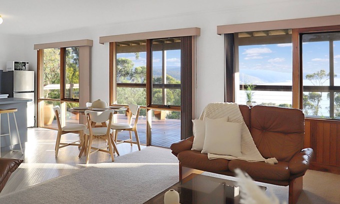 Lorne House | Seaview Cottage - Perfect for couples or families, with beaches and trails nearby!