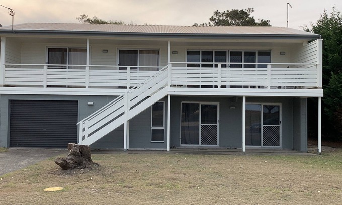 Dunbogan House | Seaview Getaway - familieferiehus ved stranden