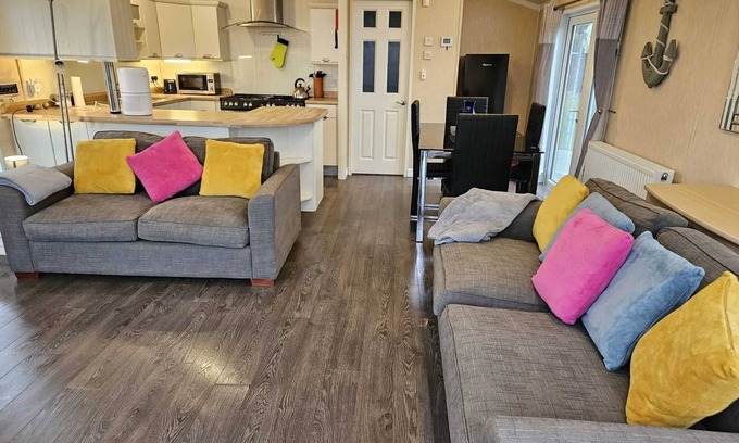Cylch-Y-Garn Ski Chalet | Seaview Lodge Chalet Church Bay - sleeps 4 guests in 2 bedrooms