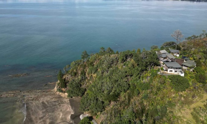 Waiwera Cabin | Seaview room on the cliff, only 7 minutes from Orewa town.