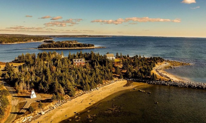 Larry's River Hotel | Seawind Landing Country Inn