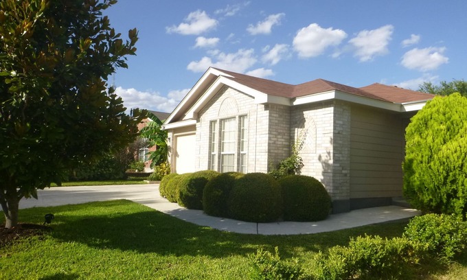 West San Antonio House | SeaWorld and Lackland AFB, Families & Seniors, Nice and Comfortable Home