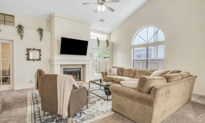 Braun's Farm House | SeaWorld/La Cantera/Six Flags/w game room