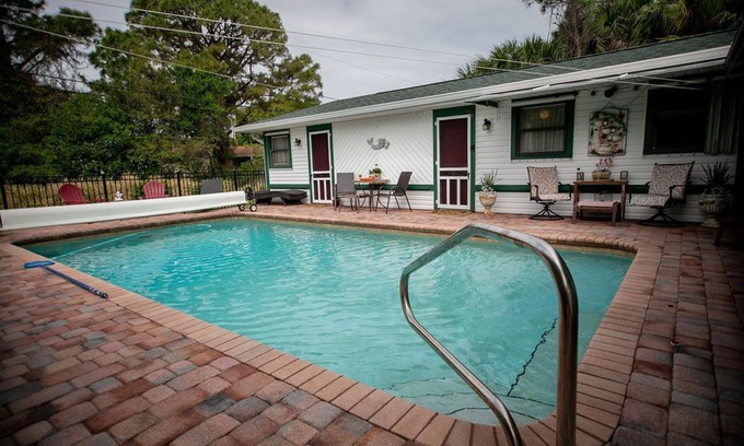Sebastian Highlands House | Sebastian Florida Guesthouse with Heated Salt Water Pool
