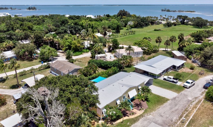 Roseland Cottage | Sebastian Sunrise Cottage with Indian River Access & Awesome Sunrises!