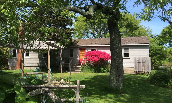 Montauk House | Secluded 1 Br Cottage on the Lake, Close to Ditch with OS Shower & Fabulous Yard