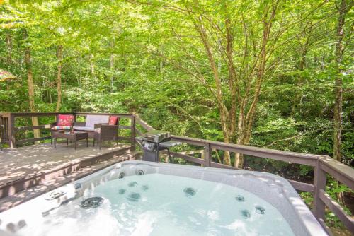 West Jefferson House | Secluded 2 Bd Cabin- Firepit, Hot Tub, Dogs OK, Sleeps 6