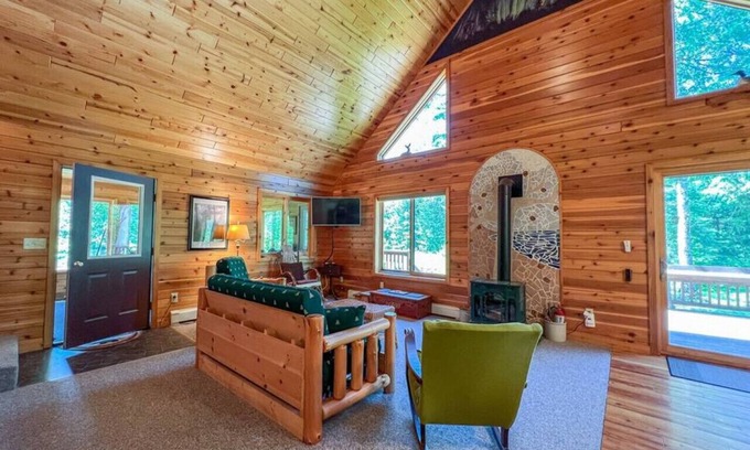 Grand Marais Cabin | Secluded 2-Bedroom Cabin on the Edge of the BWCA