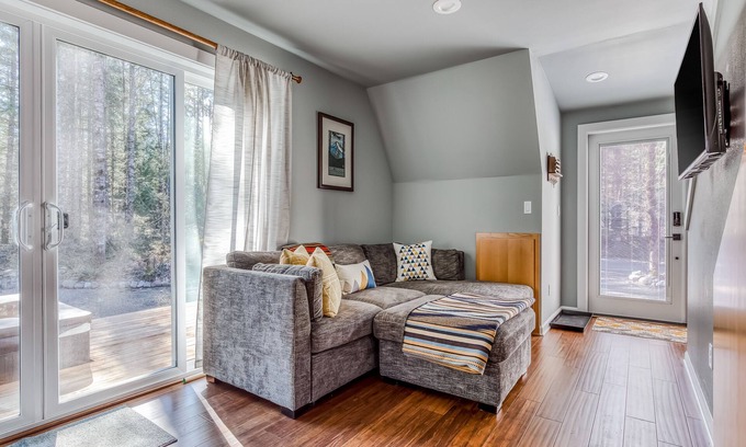 Mount Hood Village Cabin | Secluded 2-story cabin w/private hot tub, firepit, gas grill, washer/dryer, deck