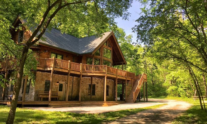 Metamora Cabin | Secluded 4 bed 4 bath Cabin with Fire Pit, Hot Tub, and relaxing surroundings!